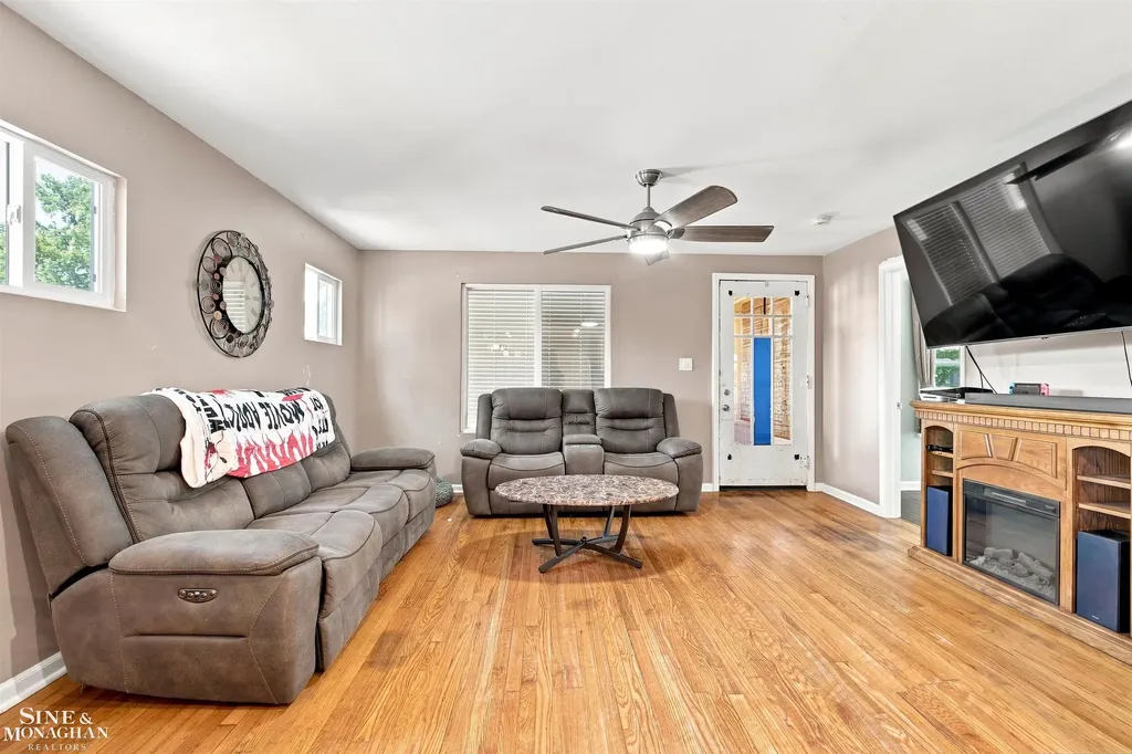 729 Smith Street Algonac City MI 48001