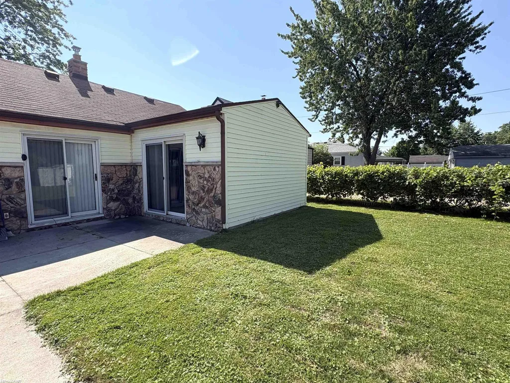 26641 Pattow Street Roseville City MI 48066