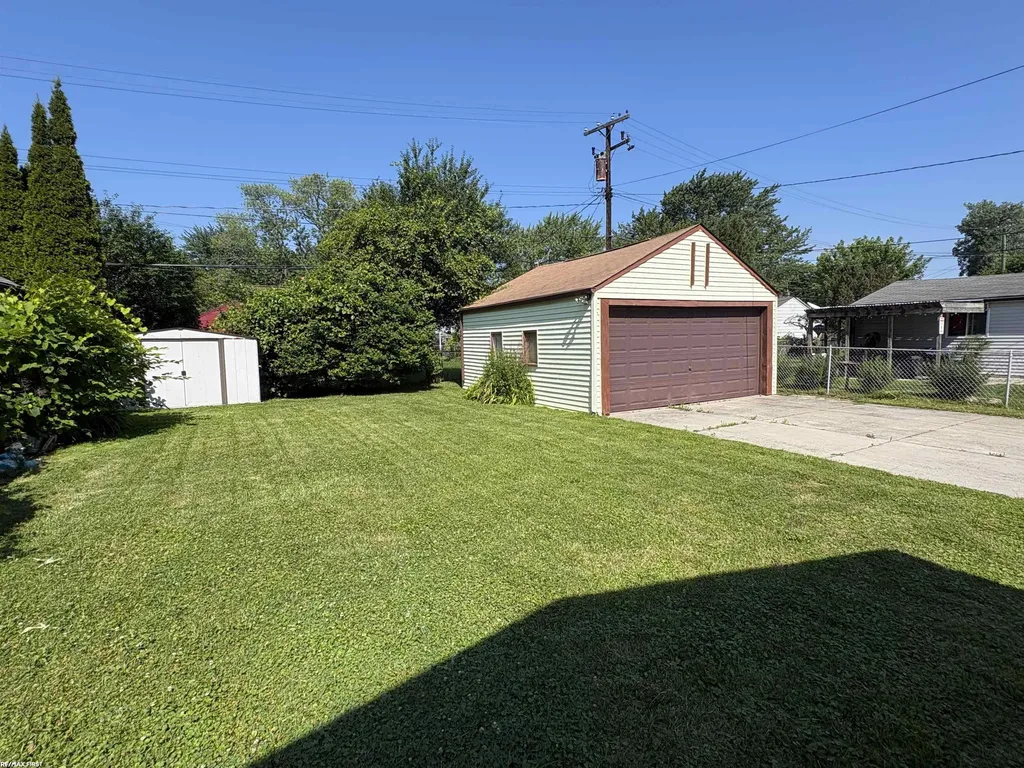 26641 Pattow Street Roseville City MI 48066