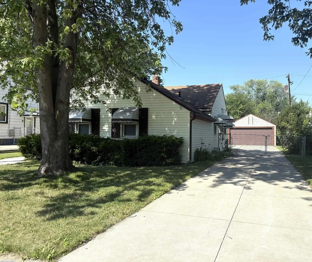 26641 Pattow Street Roseville City MI 48066