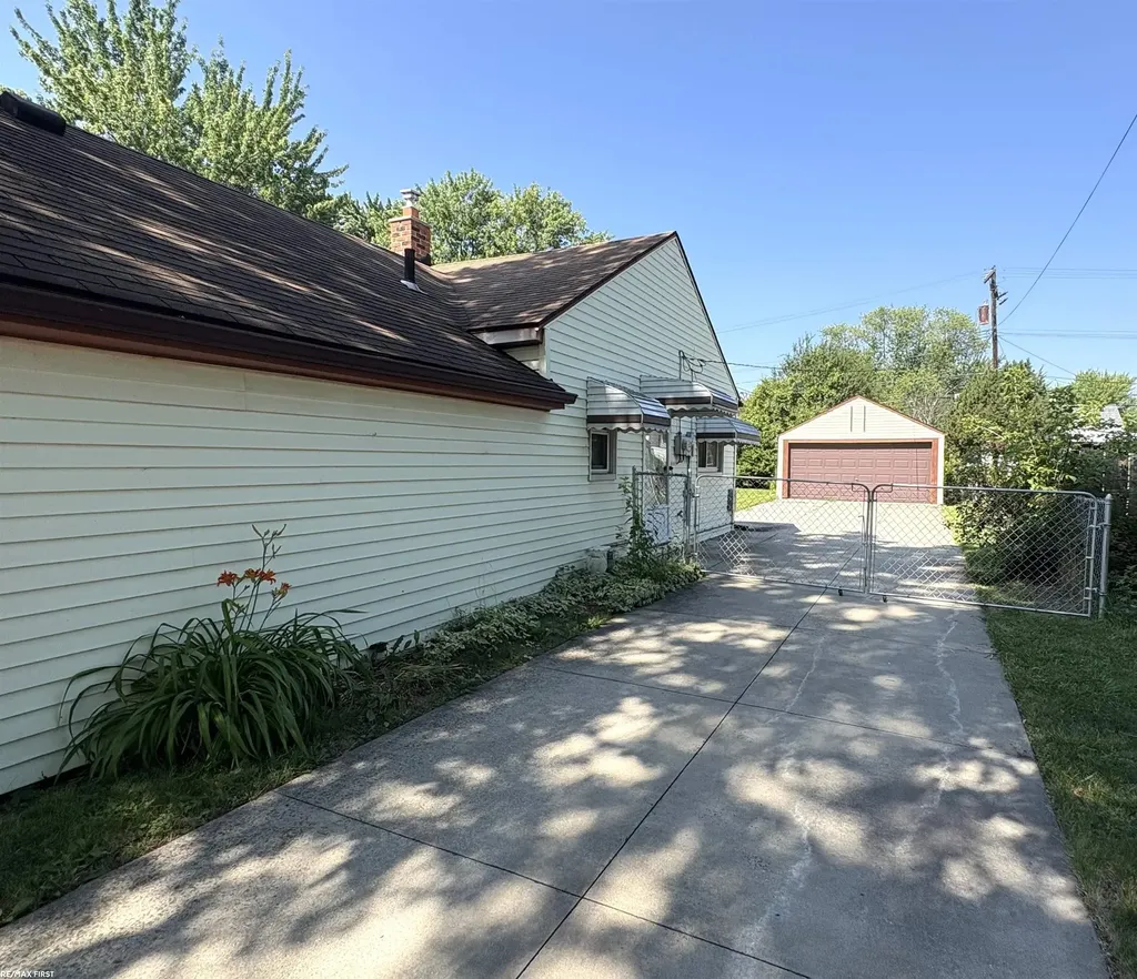 26641 Pattow Street Roseville City MI 48066