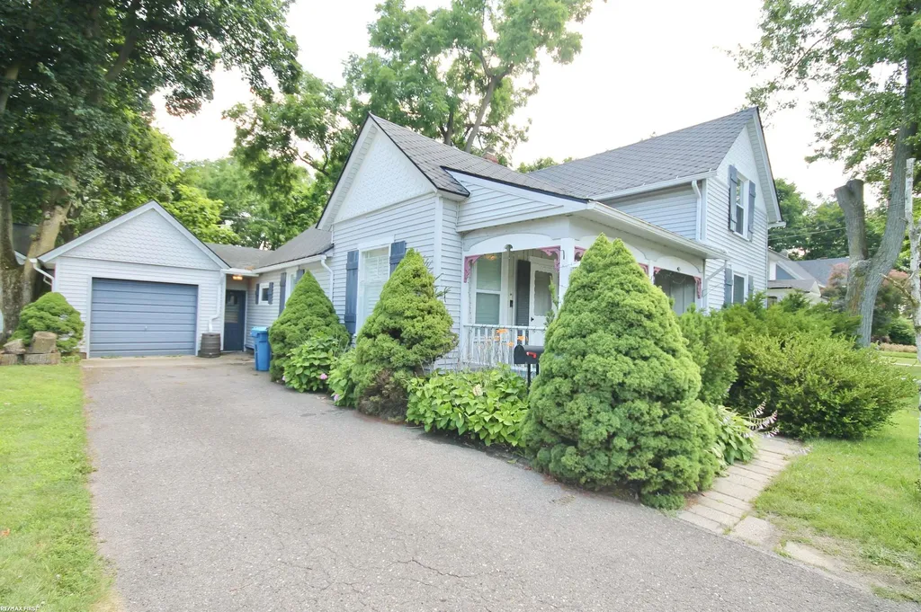48 W Burdick Street Oxford Village MI 48371