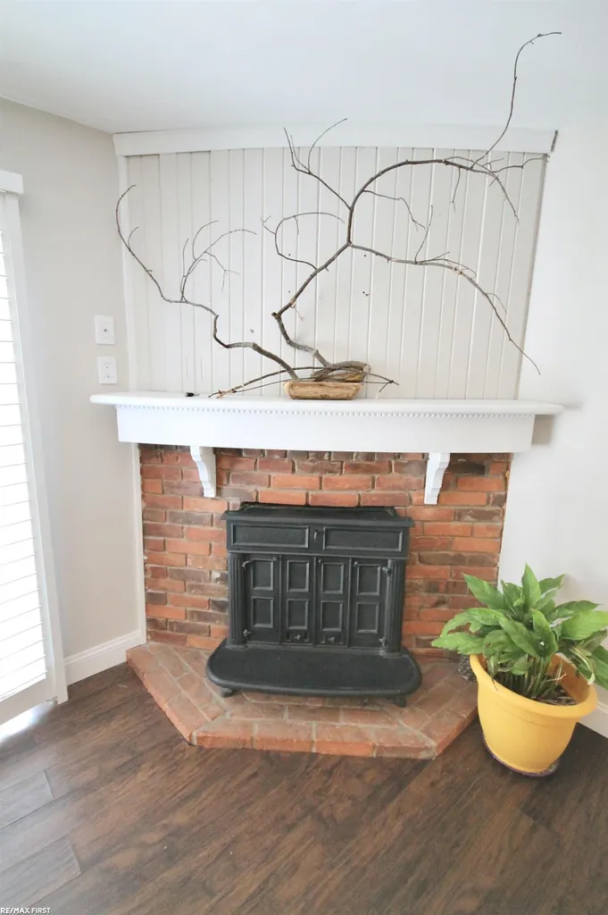 48 W Burdick Street Oxford Village MI 48371