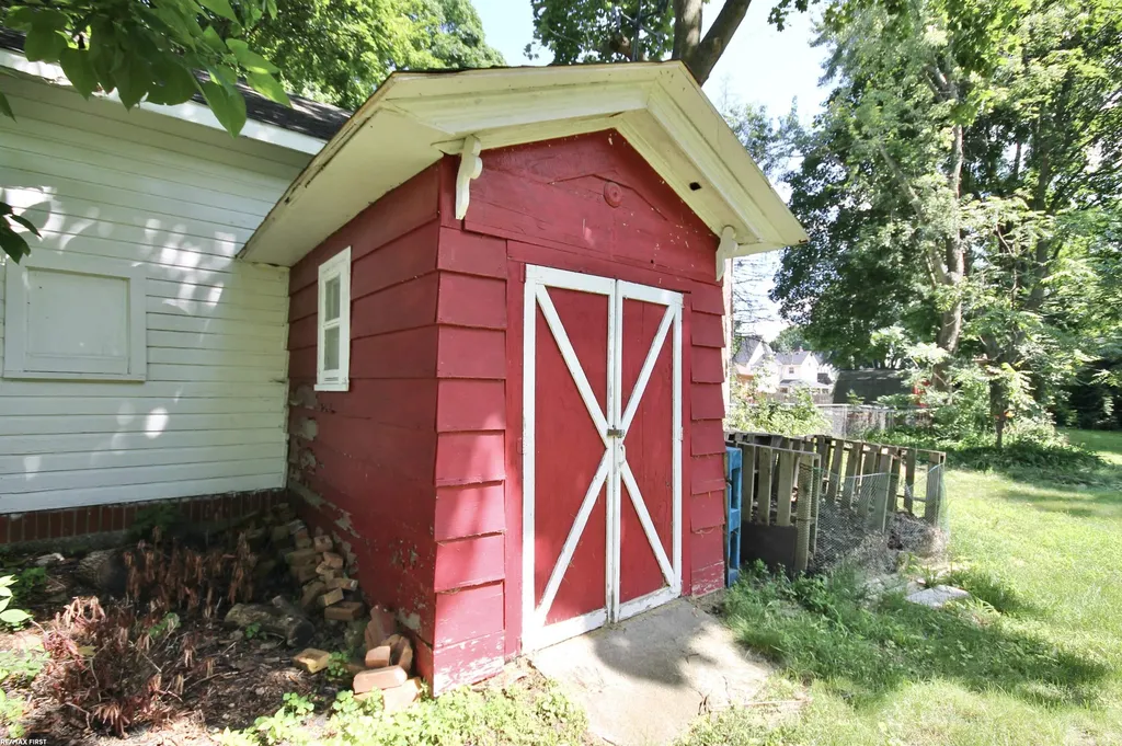 48 W Burdick Street Oxford Village MI 48371