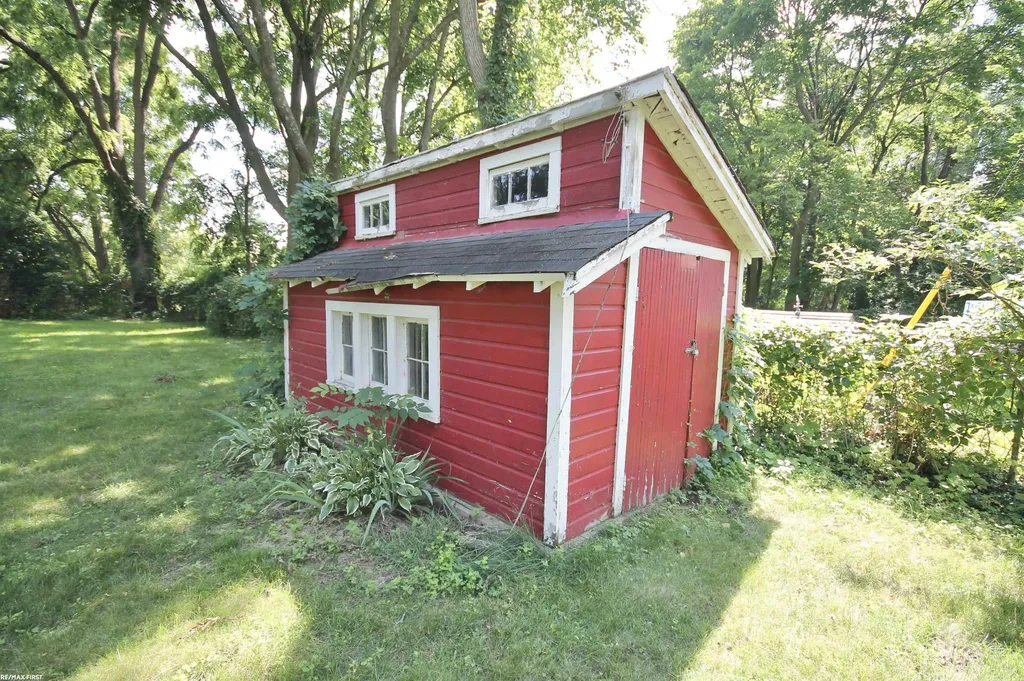 48 W Burdick Street Oxford Village MI 48371