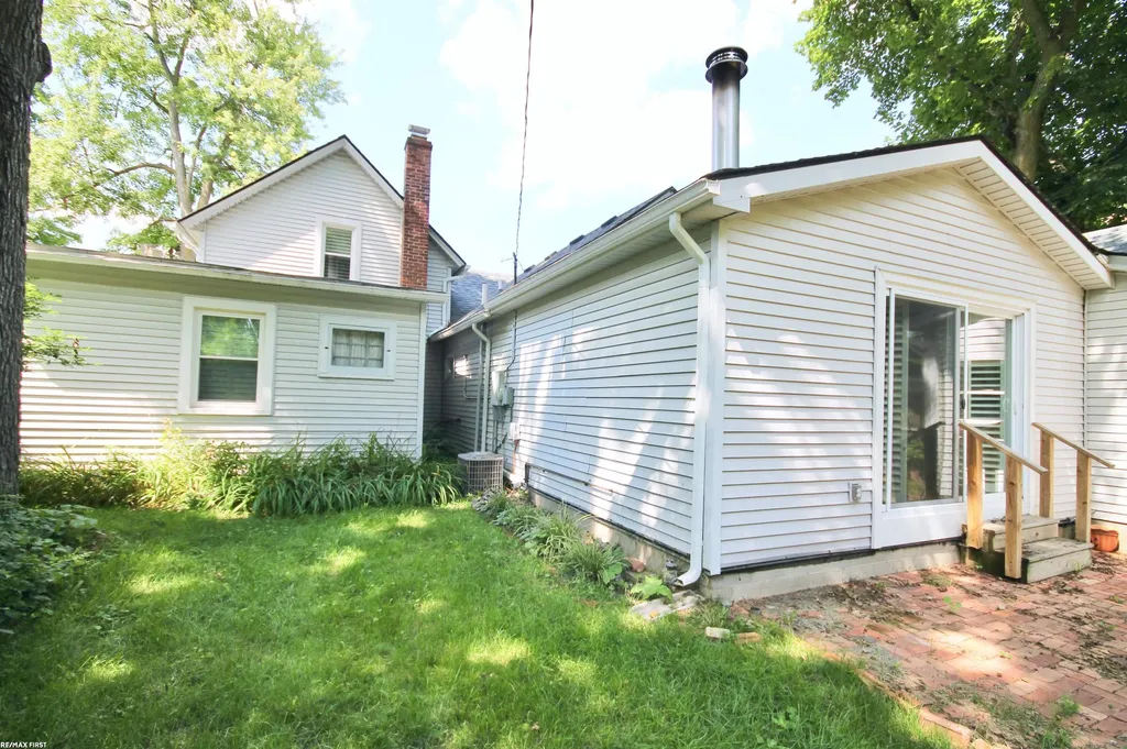 48 W Burdick Street Oxford Village MI 48371