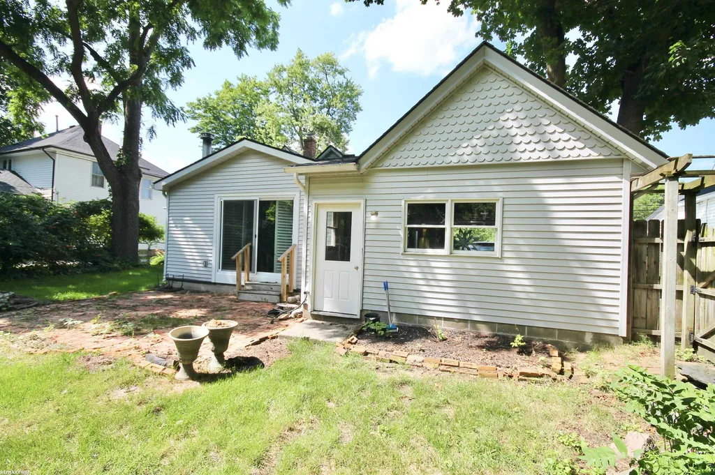 48 W Burdick Street Oxford Village MI 48371