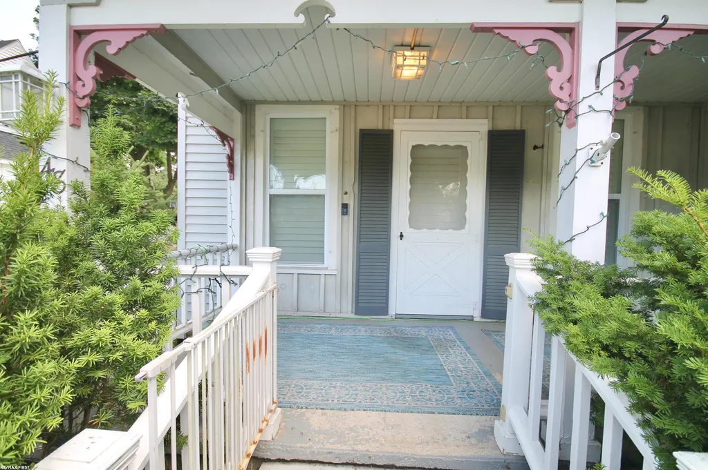 48 W Burdick Street Oxford Village MI 48371