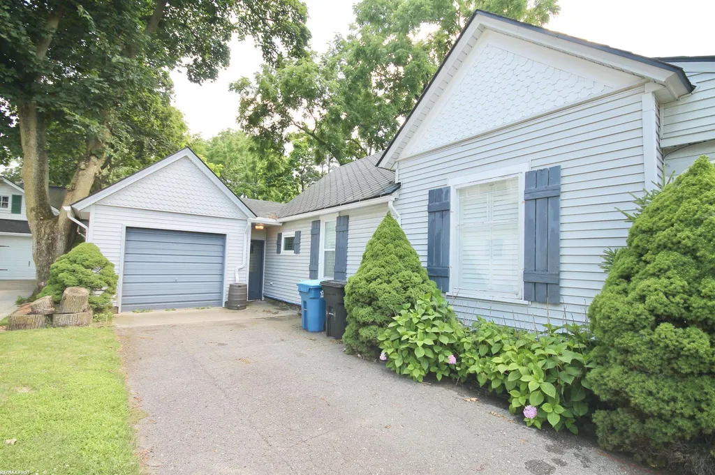48 W Burdick Street Oxford Village MI 48371