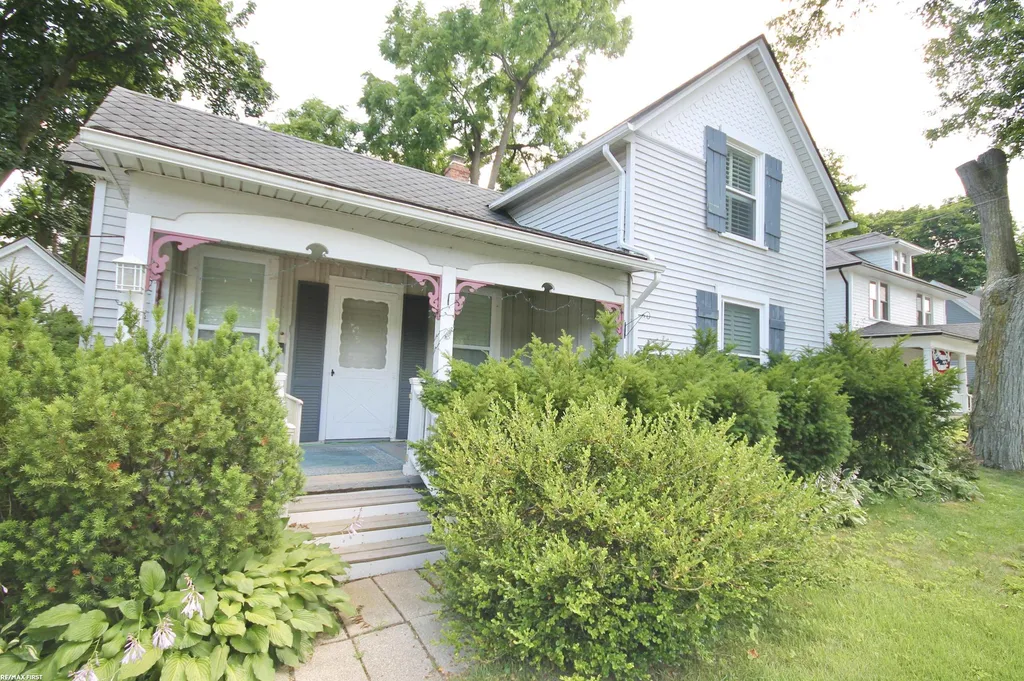 48 W Burdick Street Oxford Village MI 48371