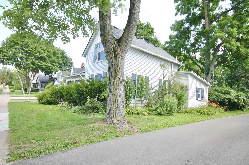 48 W Burdick Street Oxford Village MI 48371