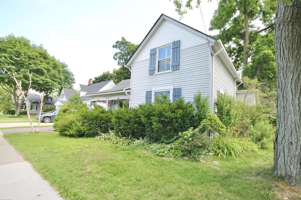 48 W Burdick Street Oxford Village MI 48371