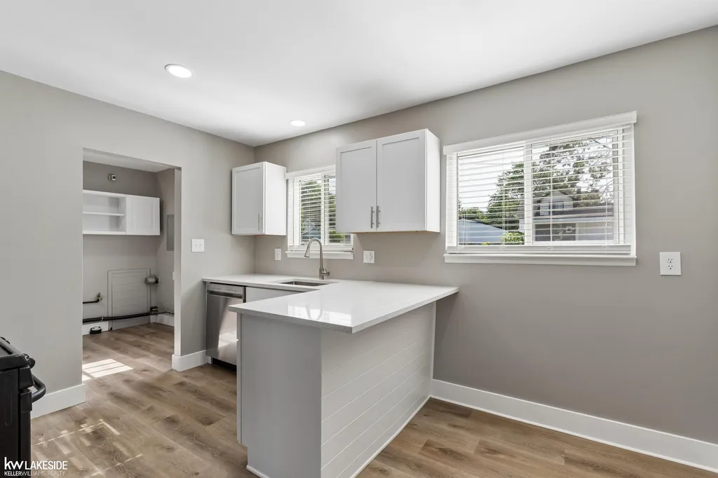 26436 Hollywood Street Roseville City MI 48066