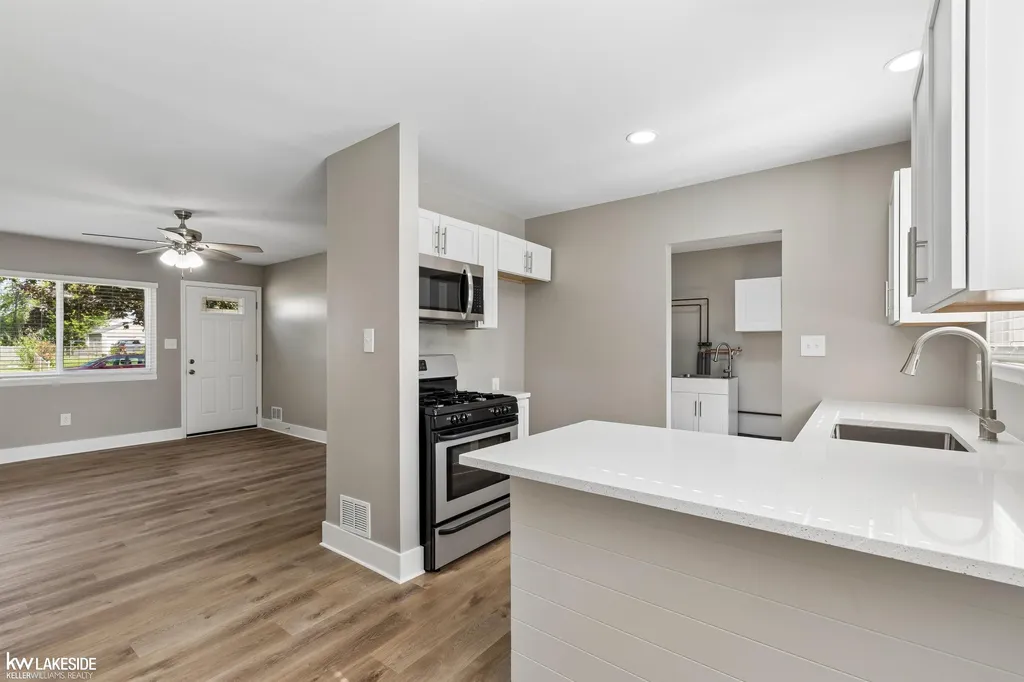 26436 Hollywood Street Roseville City MI 48066
