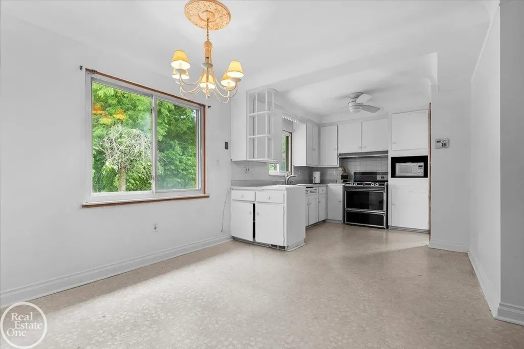 75 Lodewyck Street Mt. Clemens City MI 48043