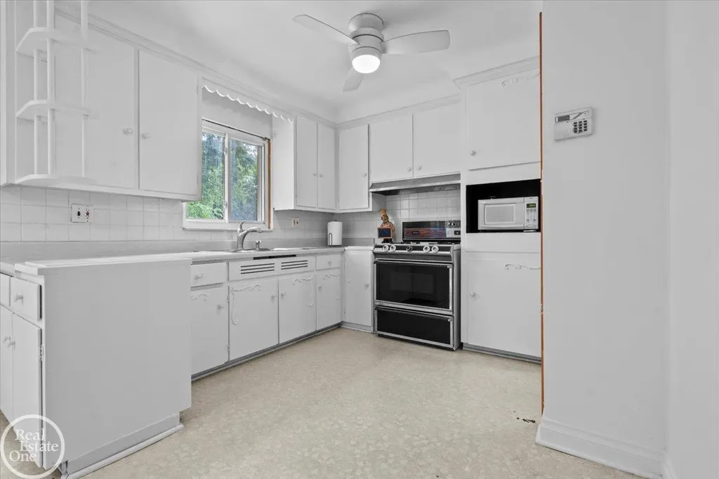 75 Lodewyck Street Mt. Clemens City MI 48043