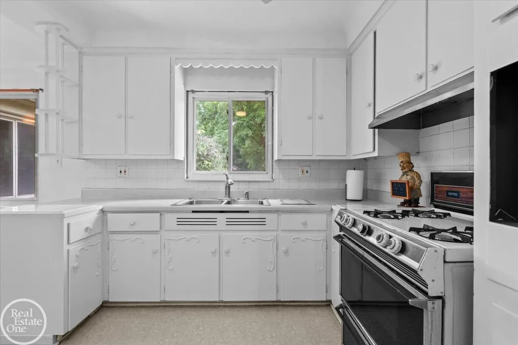 75 Lodewyck Street Mt. Clemens City MI 48043