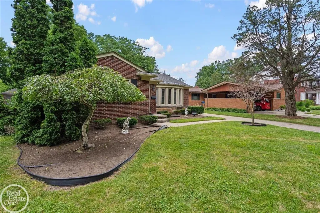 75 Lodewyck Street Mt. Clemens City MI 48043