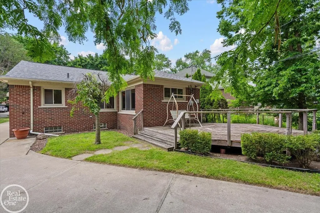 75 Lodewyck Street Mt. Clemens City MI 48043