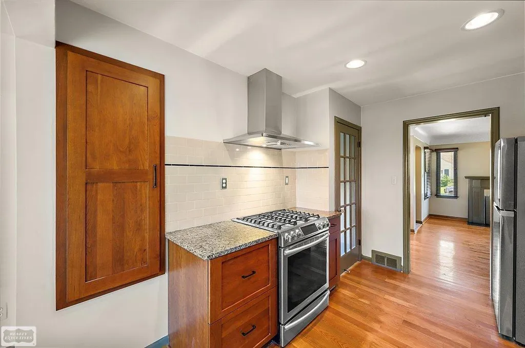 912 Cedar Hill Drive Royal Oak City MI 48067