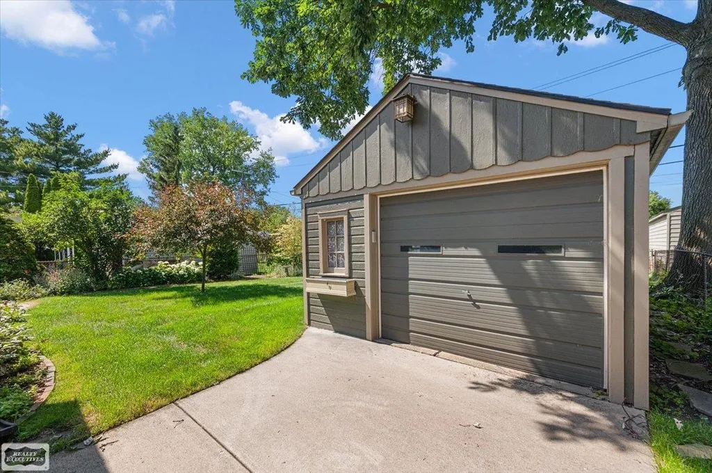 912 Cedar Hill Drive Royal Oak City MI 48067
