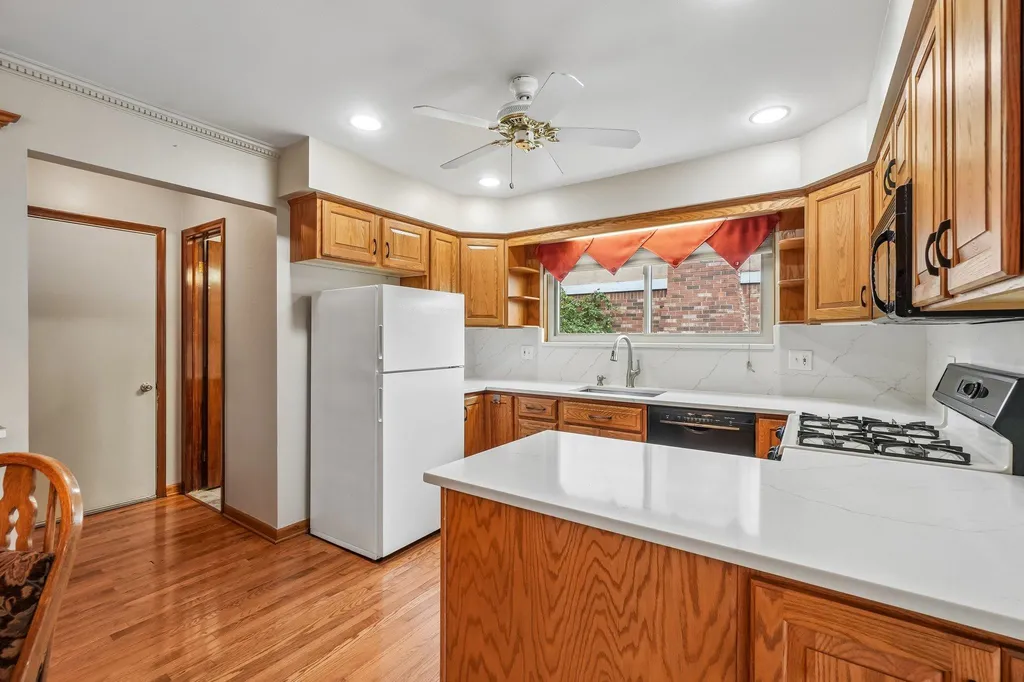42140 Royal Lane Clinton Charter Township MI 48038