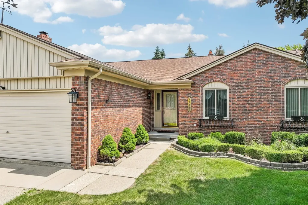 42140 Royal Lane Clinton Charter Township MI 48038