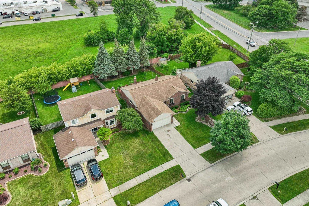 42140 Royal Lane Clinton Charter Township MI 48038