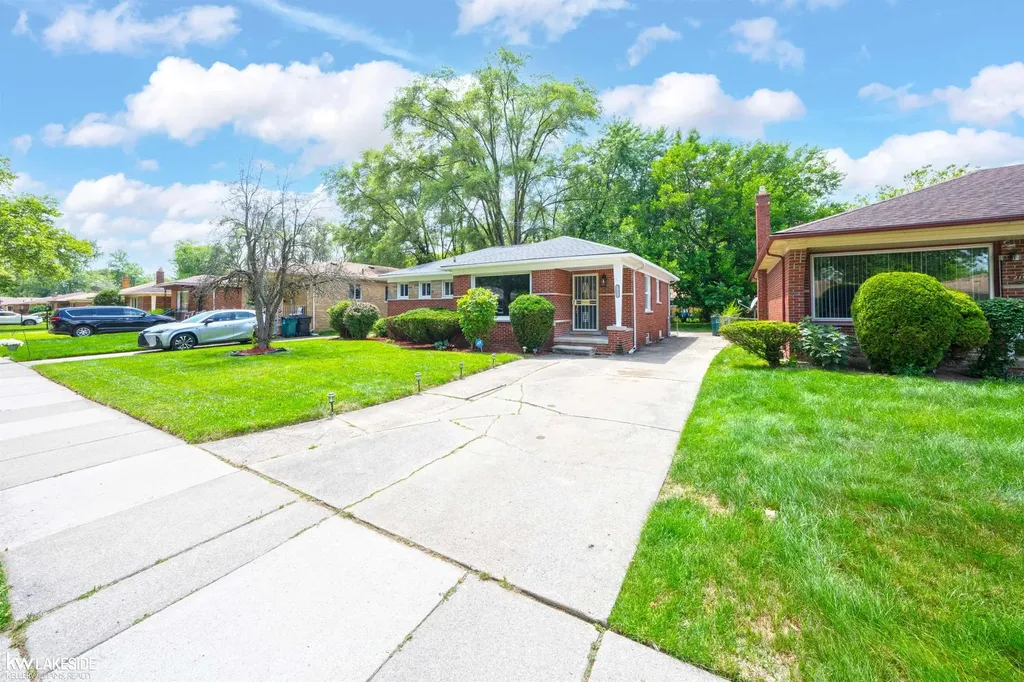 21951 Parklawn Street Oak Park City MI 48237