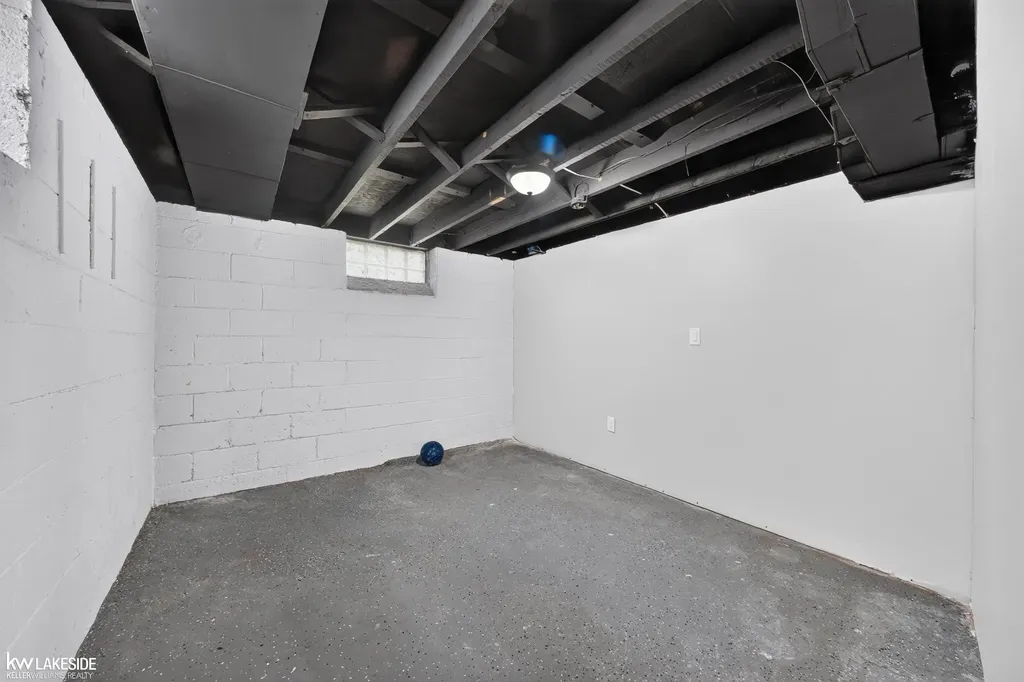 21951 Parklawn Street Oak Park City MI 48237