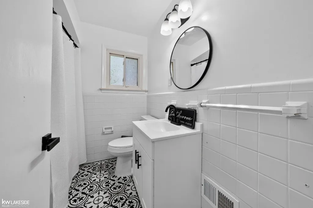 21951 Parklawn Street Oak Park City MI 48237