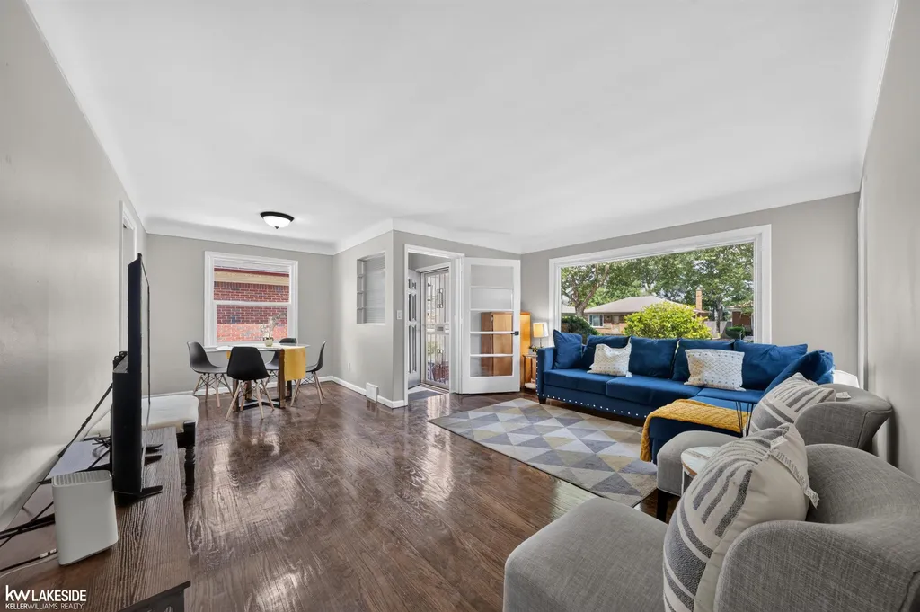 21951 Parklawn Street Oak Park City MI 48237