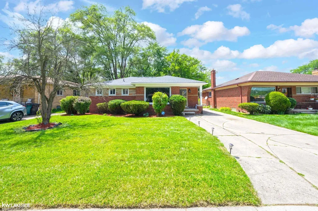 21951 Parklawn Street Oak Park City MI 48237