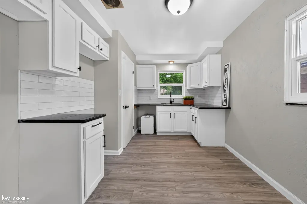 21951 Parklawn Street Oak Park City MI 48237