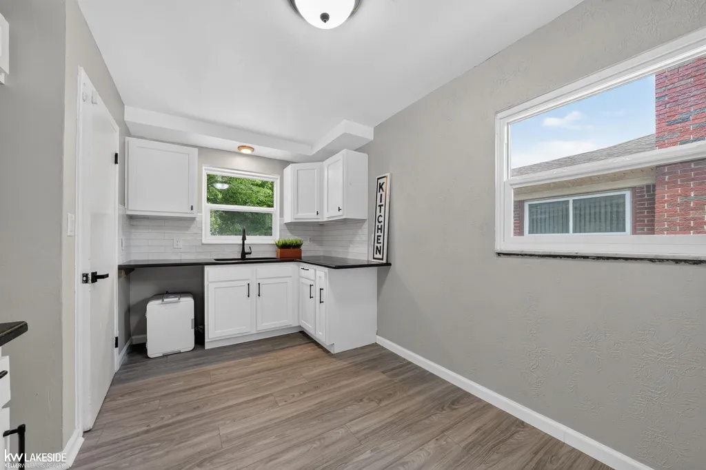 21951 Parklawn Street Oak Park City MI 48237