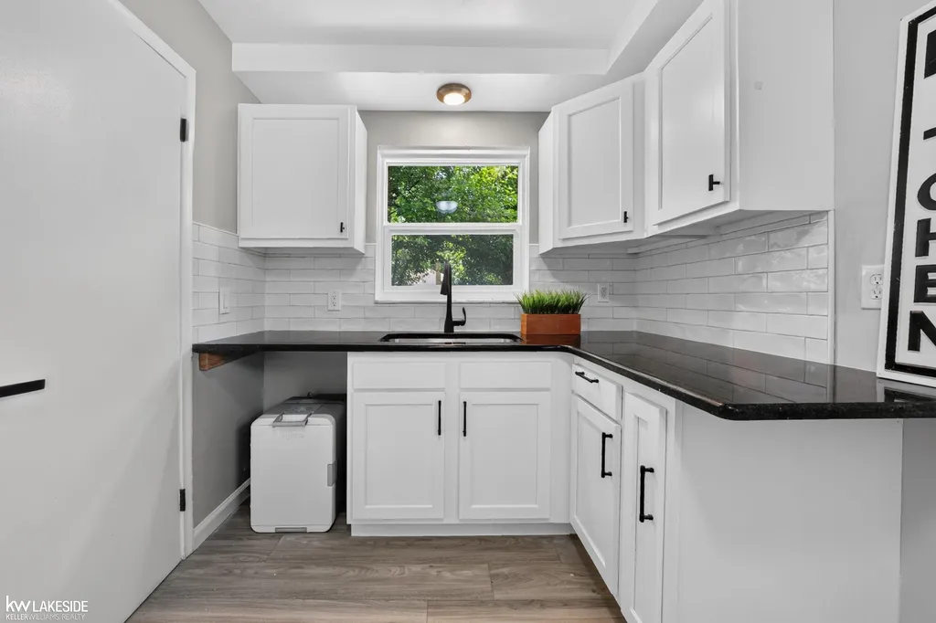 21951 Parklawn Street Oak Park City MI 48237