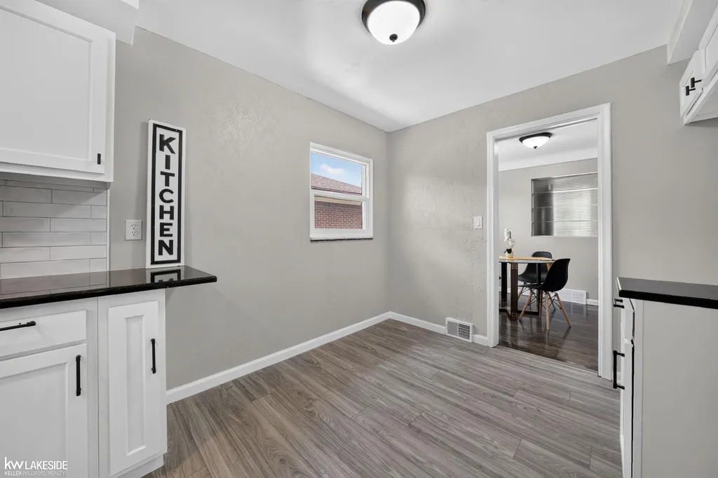 21951 Parklawn Street Oak Park City MI 48237