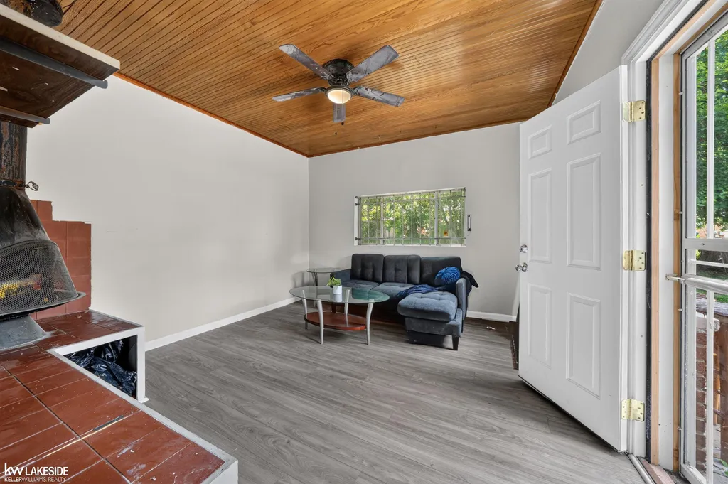 21951 Parklawn Street Oak Park City MI 48237