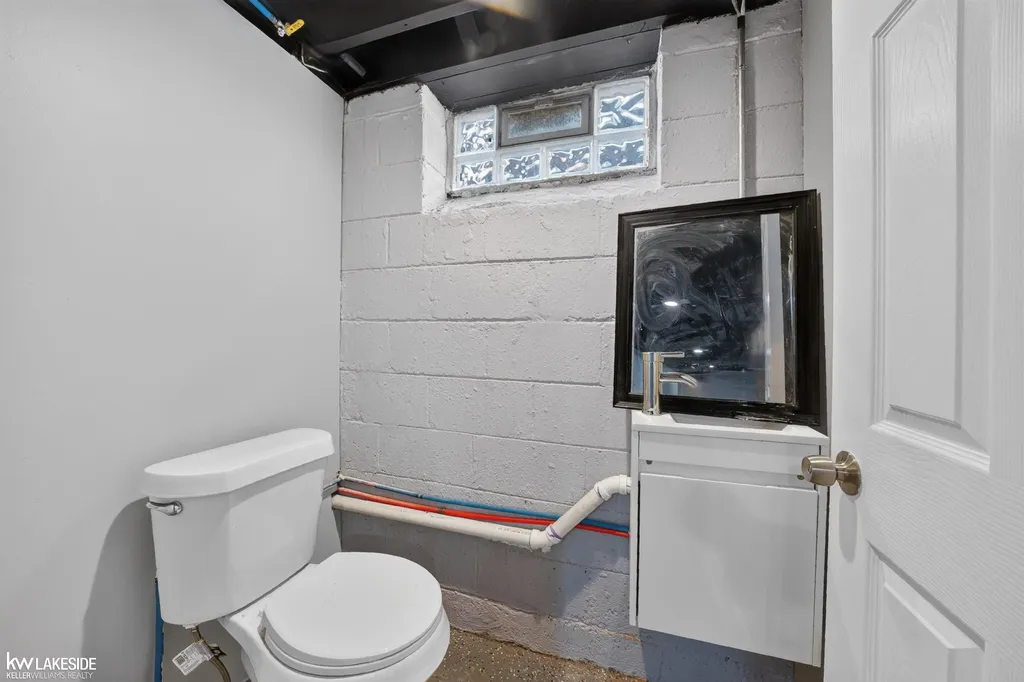 21951 Parklawn Street Oak Park City MI 48237
