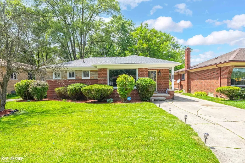 21951 Parklawn Street Oak Park City MI 48237
