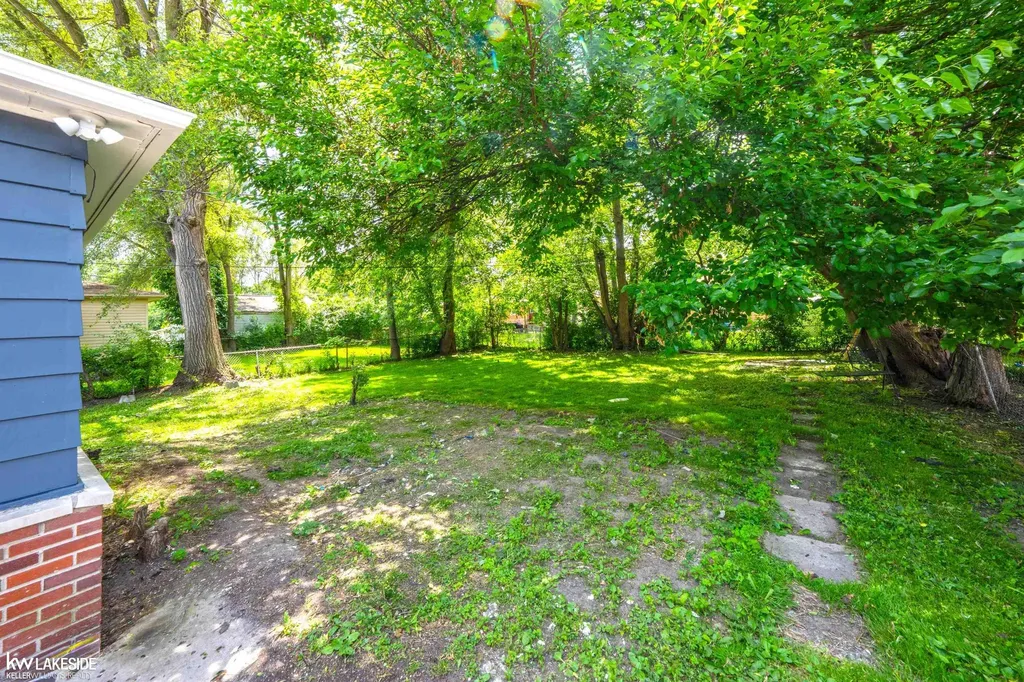 21951 Parklawn Street Oak Park City MI 48237