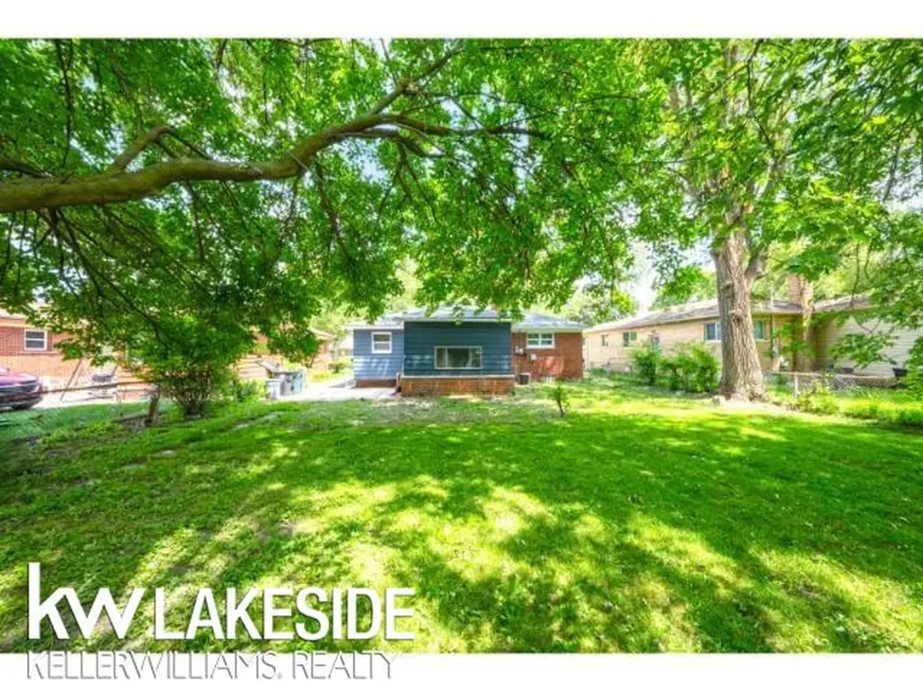 21951 Parklawn Street Oak Park City MI 48237