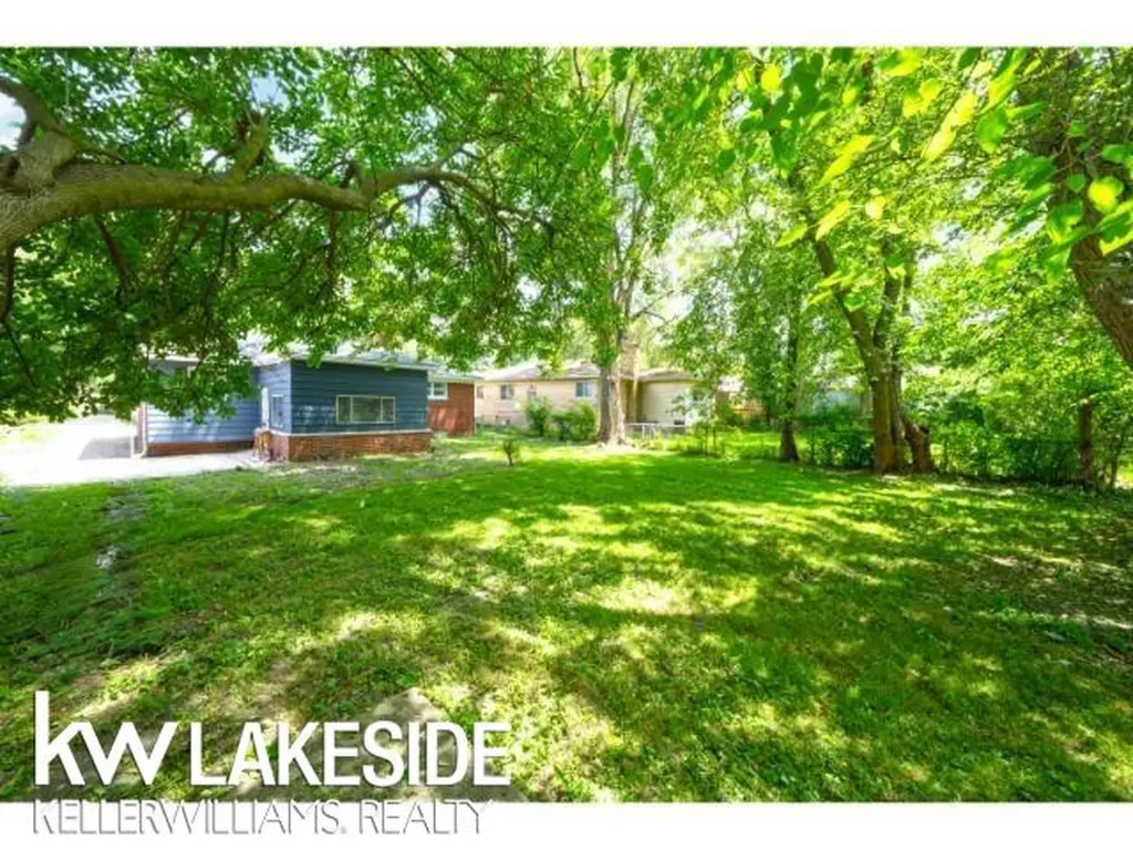 21951 Parklawn Street Oak Park City MI 48237