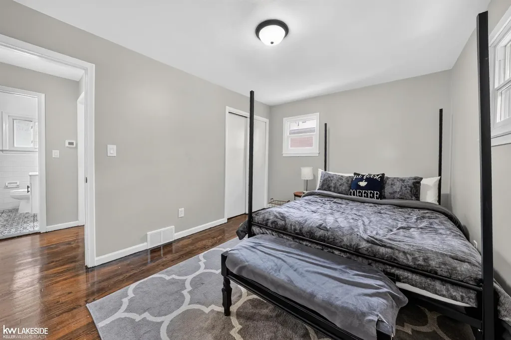 21951 Parklawn Street Oak Park City MI 48237