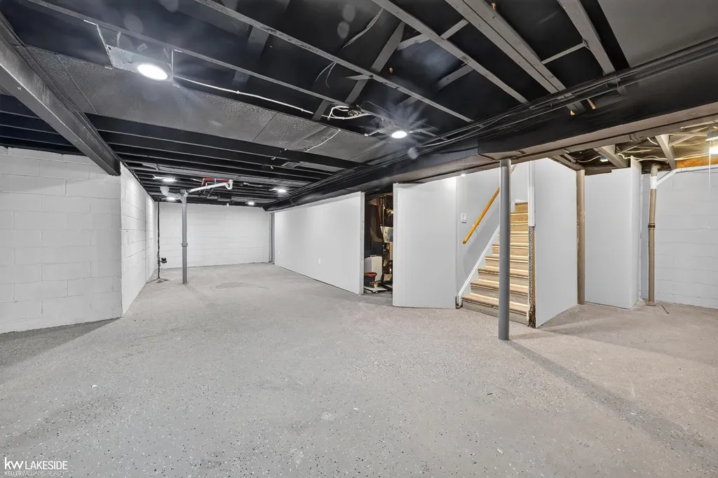 21951 Parklawn Street Oak Park City MI 48237