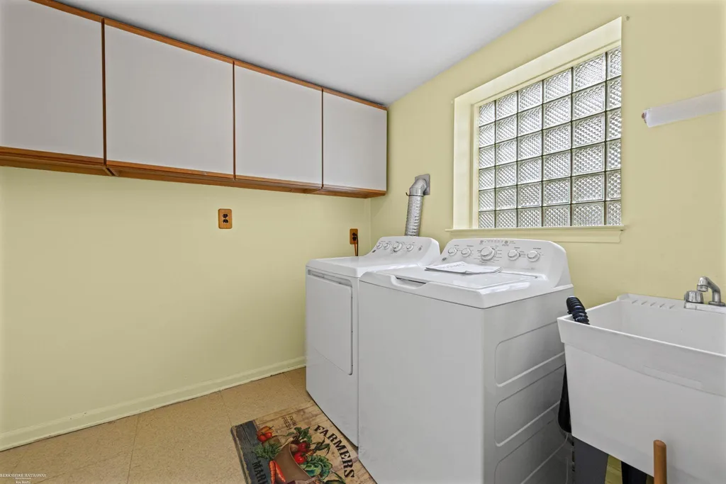 19824 Sussex Street St. Clair Shores City MI 48081