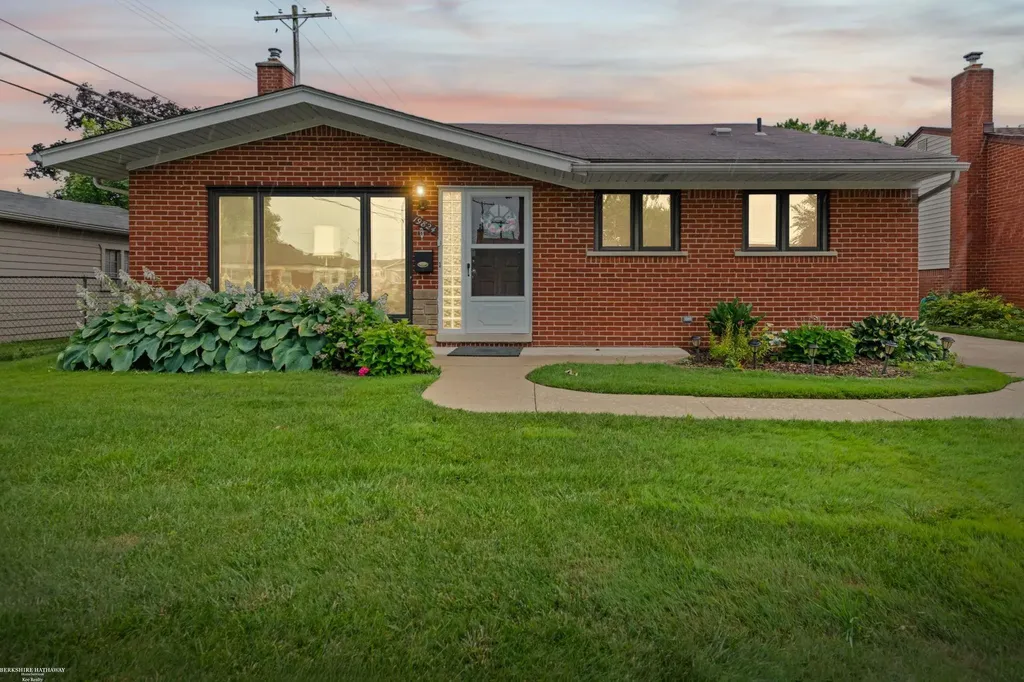 19824 Sussex Street St. Clair Shores City MI 48081