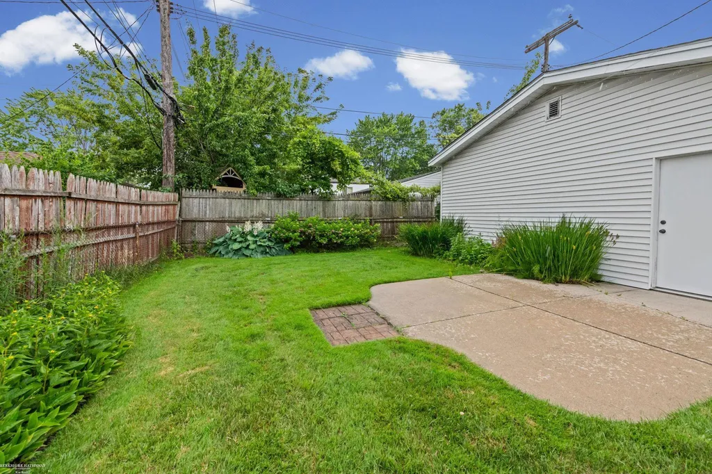 19824 Sussex Street St. Clair Shores City MI 48081