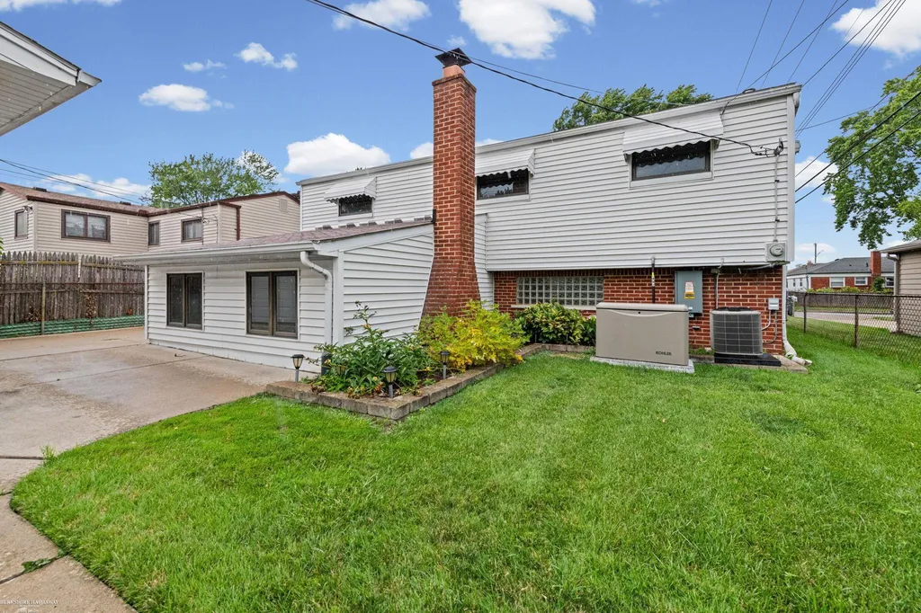 19824 Sussex Street St. Clair Shores City MI 48081