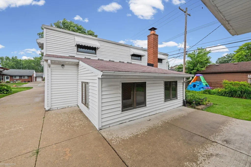 19824 Sussex Street St. Clair Shores City MI 48081
